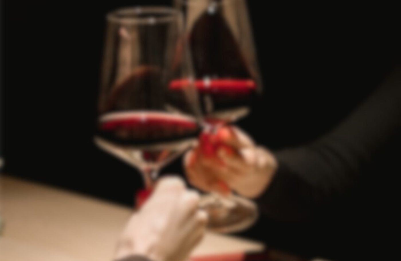 Deux verres de vin qui trinquent